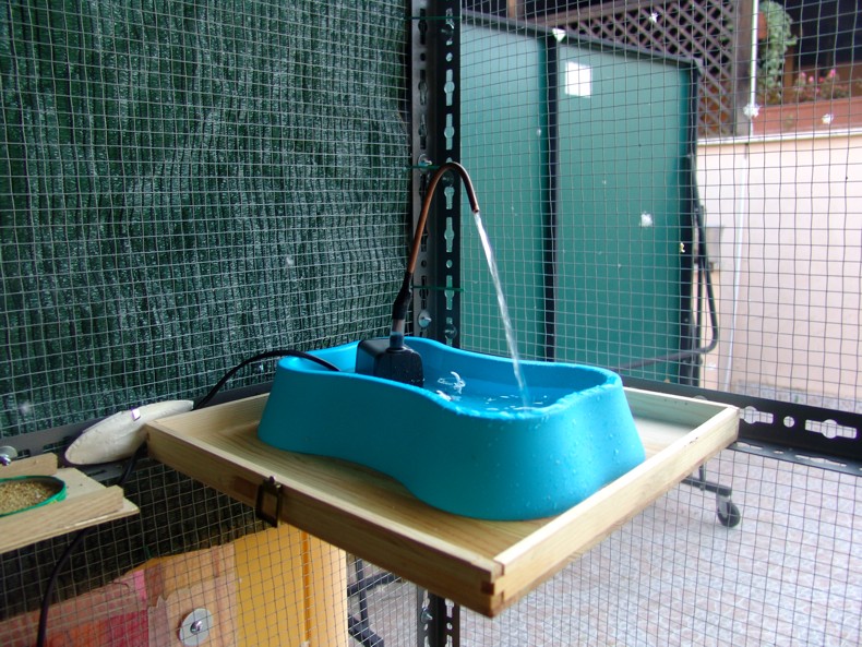 Bagnetto con doccia per
cocorite in voliera